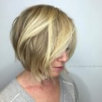 2-blonde-layered-bob-für-damen-ab-40