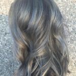 6-Mittellang wellige grau balayage haar