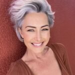 Umarme deine grauen Haare! 10 erstaunlich schöne kurze Frisuren für Frauen mit natürlichem grauem Haar!