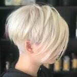 blond-kurze-haare-mit-pony