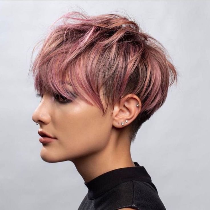 3 glamouröse kurze Frisuren in rosa und lila Farben