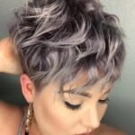 2-lockige-lila-pixie-haare-768×959