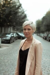 kurze-blond-pixie-frisuren