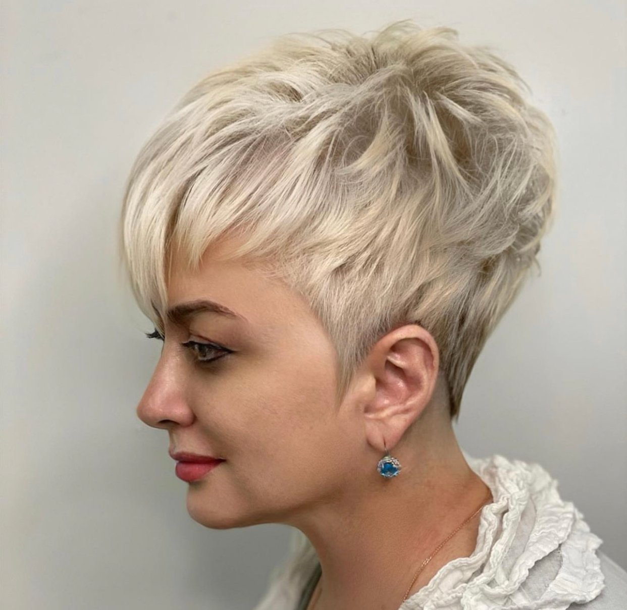 Der platinblonde Pixie-Schnitt