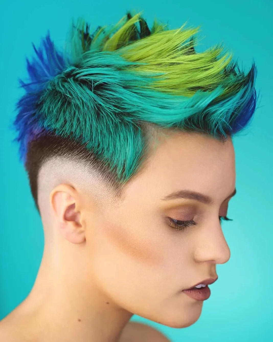 OMG! Wie wäre es, wenn du mal diese Haarfrisur und Haarfarbe ausprobierst?