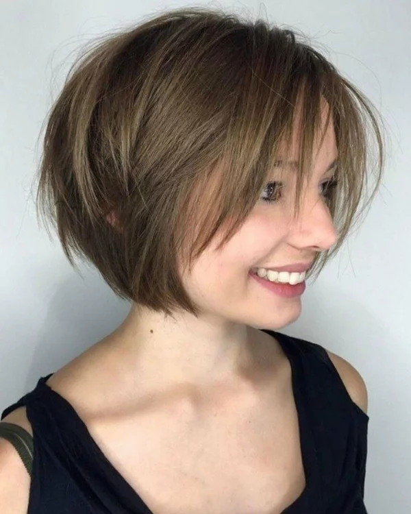 Frisch und modern: Kurze gestufte Bob Frisuren