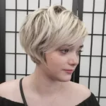 kurze-gestufte-bob-frisuren-pixie-bob-trendige-frauenfrisuren-2022