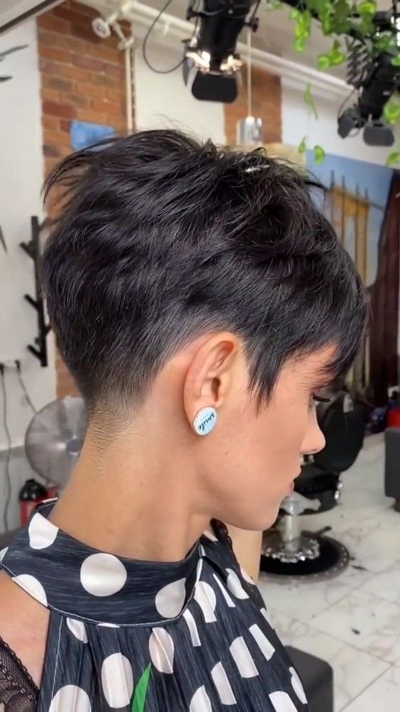 Schwarze Kurzhaarschnitte und Frisuren, von denen Sie sich inspirieren lassen können