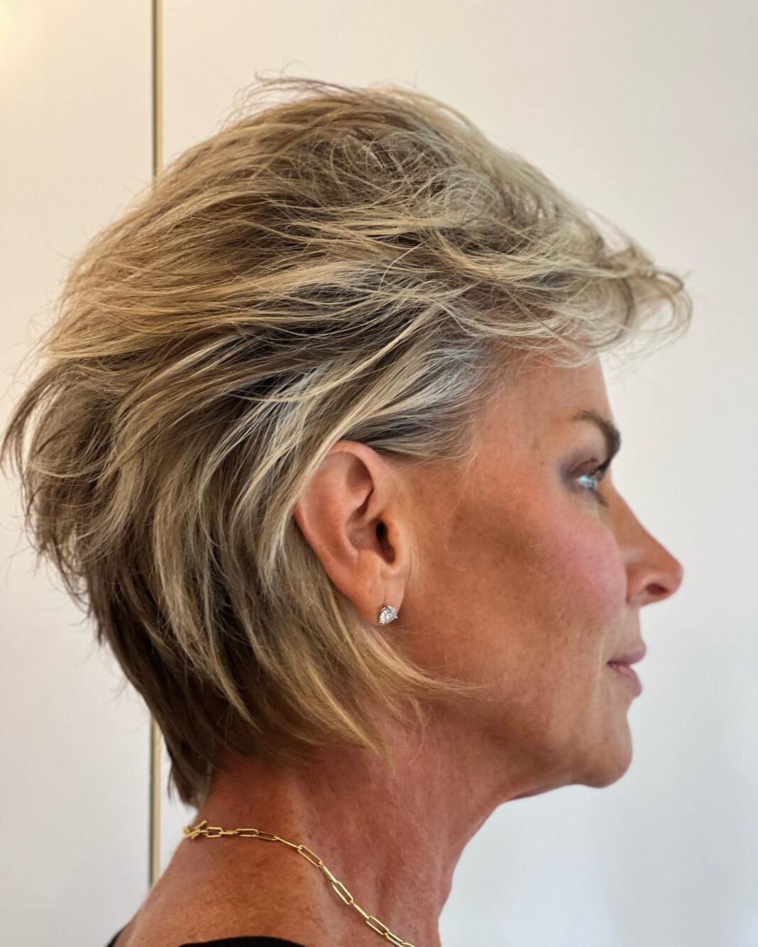 25 elegante und einfache Kurzhaarfrisuren für Frauen über 50