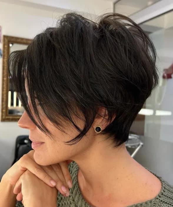 Schwarze Kurzhaarschnitte und Frisuren, von denen Sie sich inspirieren lassen können