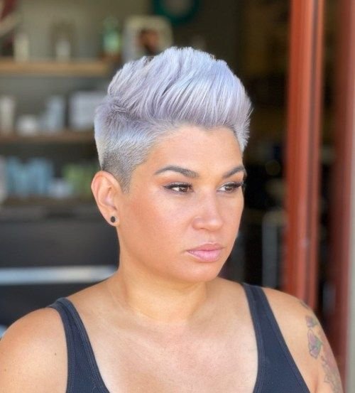 Silberner Undercut-Pixie mit Volumen (Quiff-Look)