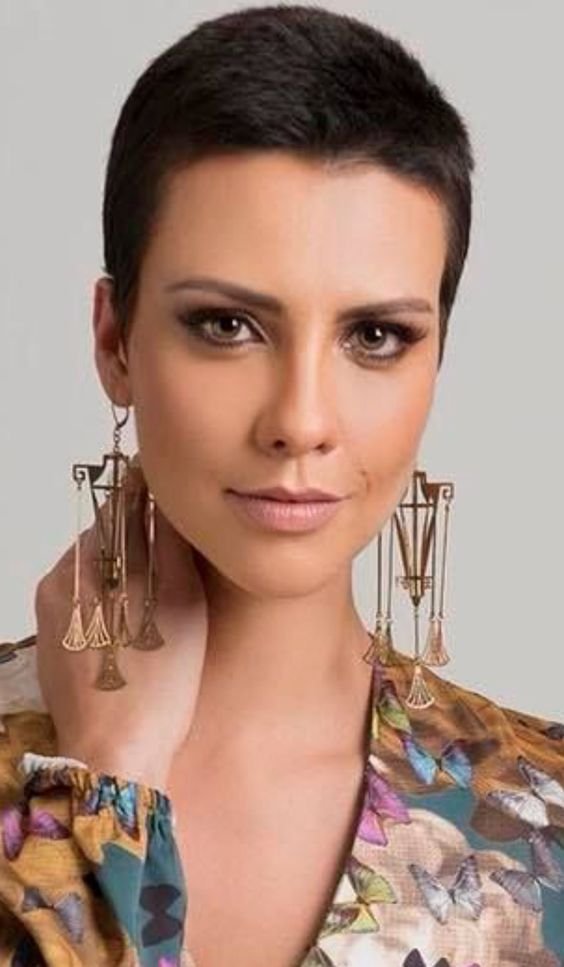 Dunkler Ultra-Short Cut (Minimalistischer Kurzhaarschnitt)